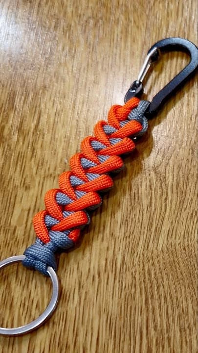 Porte-clés Cobra — paracorde tressée à la main
